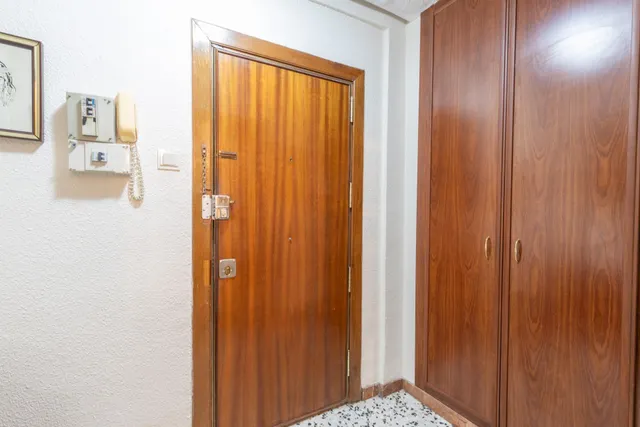 Piso de 3 dormitorios en calle milán, zaidín | muy luminoso y con gran potencial — 8