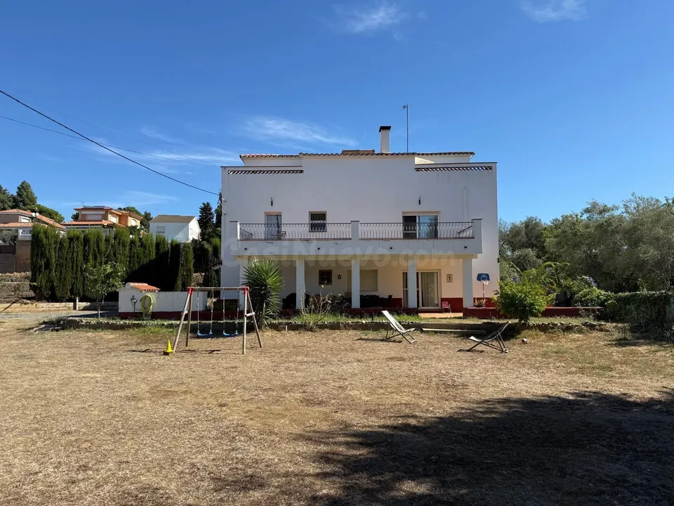 Casa unifamiliar amb gran terreny i àmplies terrasses a Pineda de Mar