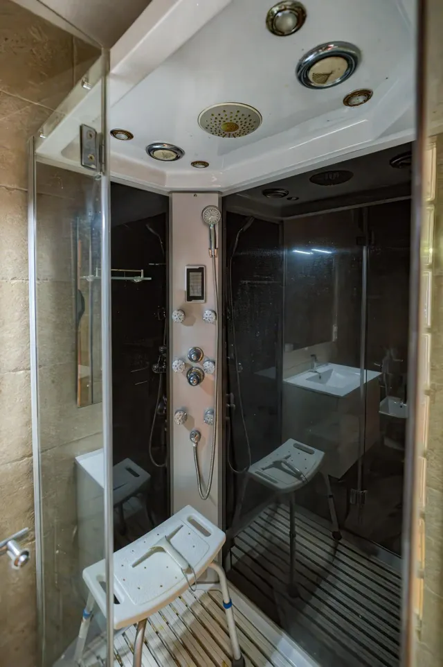 Chalet independiente de una planta con apartamento, piscina y parcela urbana de 2.800 m2 — 30