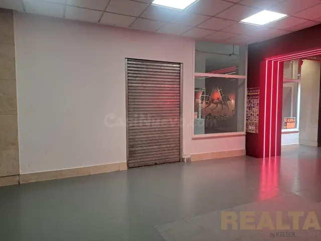 Oportunidad de local en alquiler en galería comercial muy tr