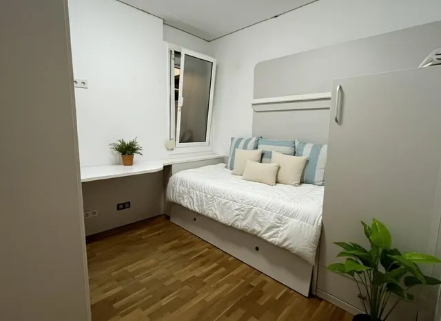 PISO MUY AMPLIO Y TRANQUILO EN SARRIA — 24