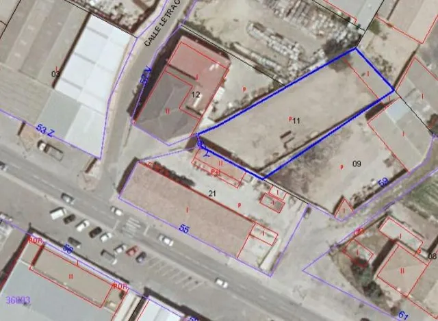Venta solar urbano de uso industrial con almacén.