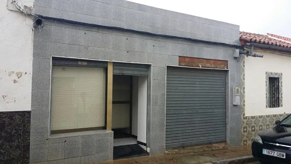 CASA, COCHERA Y LOCAL A LA VENTA