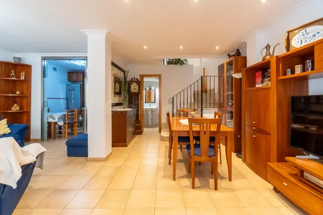 Casa de tres plantas con terraza y garaje privado