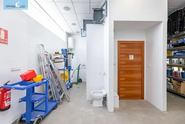 LOCAL COMERCIAL JUNTO AL CAMPUS DE LA SALUD — 22