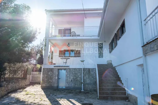 ESPECTACULAR CASA DE 268 m2 TODA EXTERIOR, CON GARAGE PARA 4 - foto 4