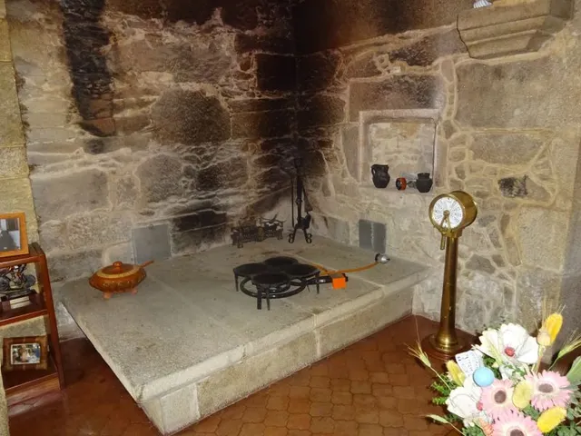SE VENDE CASA SEÑORIAL PAREADA DE PIEDRA REFORMADA Y EN PERFECTO ESTADO EN PADRON — 23