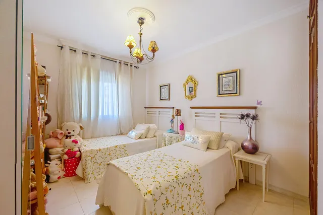 Gran casa unifamiliar con piscina privada, 4 dormitorios y semisótano. — 9