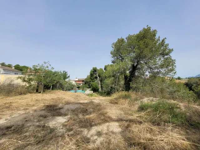 Terreno llano con todos los servicios en El Maset de Masquefa — 10