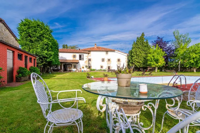 CASONA MONTAÑESA EN VILLAPRESENTE CON PISCINA Y TENIS