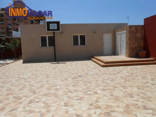 CHALET DE LUJO, 1000 m de parcela, 4 DOR,3 BAÑOS, PIS EXCELENTENTES CALIDADES A 200 m DE LA PLAYA!! — 41