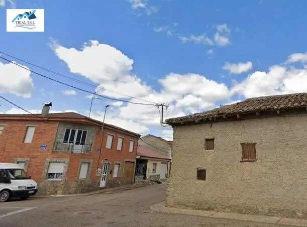 Venta de Casa Adosada en Quintana del Marco (León) — 2