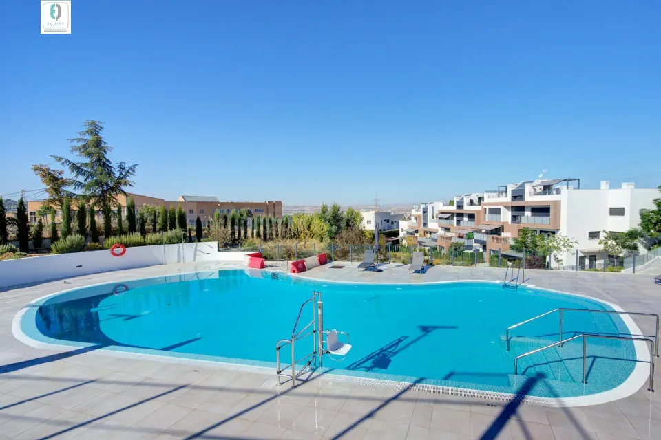 Exclusiva vivienda de lujo en planta baja con grandes terrazas, vistas a Granada