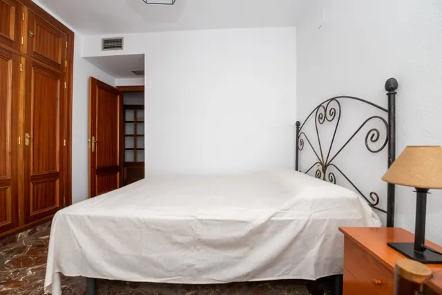SE ALQUILA FANTÁSTICO PISO JUNTO A SAN JERÓNIMO — 17