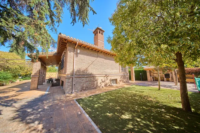 CHALET amplio con piscina situado en Urb. privada a la entra - foto 3