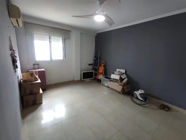 Se vende piso de 2 habitaciones con balcón y ascensor — 25