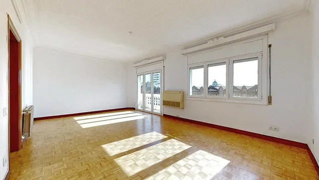 Vivienda en quinta planta con vistas panorámicas, luminosa, con 5 amplias habitaciones. — 8