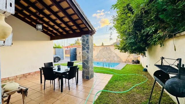 Chalet independiente con piscina, jardín y aparcamiento priv - foto 4