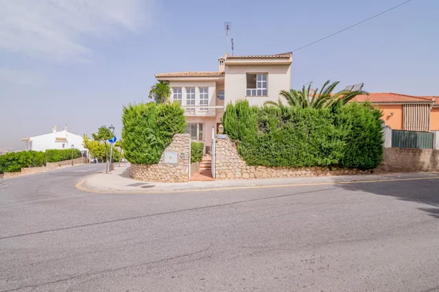 Chalet independiente en esquina en una zona muy buena de Huétor Vega — 4