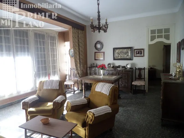Se ofrece a la venta una espaciosa casa de dos plantas en el - foto 4