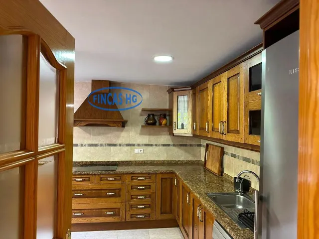 Bungalow de 260 m2 con jardín, buhardilla y garaje en urbanización con piscina en Ciudad Jardín, Alicante — 8