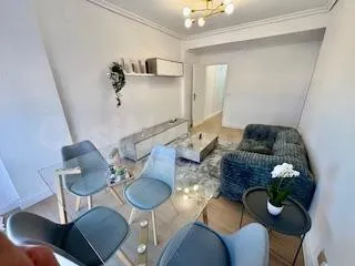 Piso reformado con ascensor de tres dormitorios junto al par