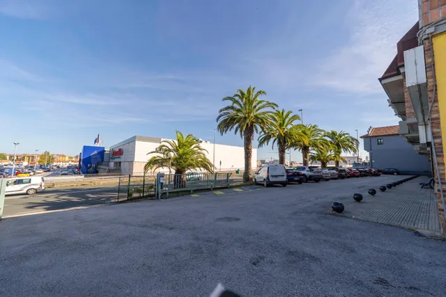 Piso espacioso con terraza y balcón en urbanización privada — 40