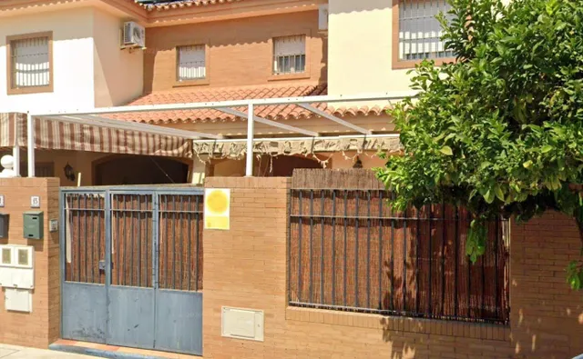 SE VENDE CASA OKUPADA en Calle Alfred Nobel Nº 13 Dos Herman