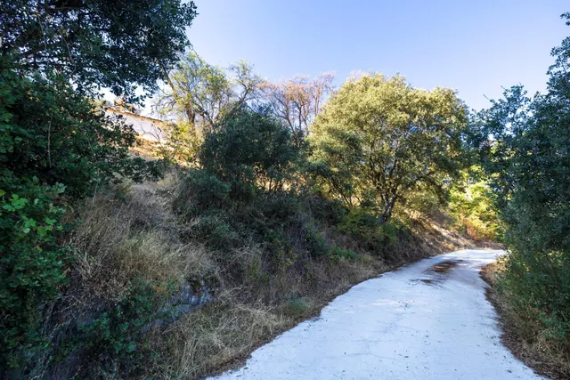 En uno de los pueblos más bonitos de España, finca ideal para rehabilitar y usar como alojamiento turístico — 2