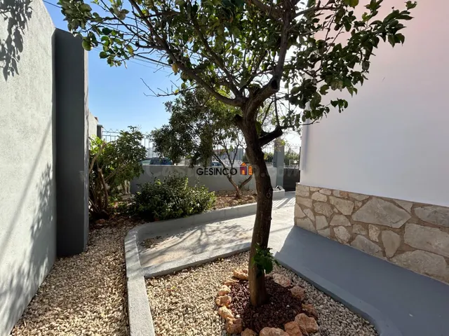VIVIENDA EN ROTGLA Y CORBERA CON AMPLIAS POSIBILIDADES - foto 2