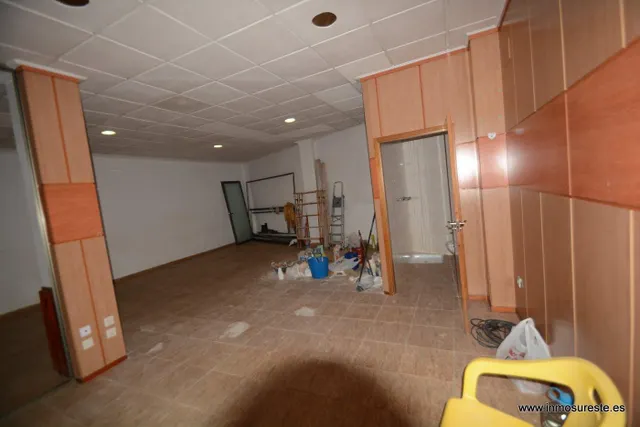 Alquiler de local comercial con dos persianas en pleno centro de la ciudad de Orihuela. — 5