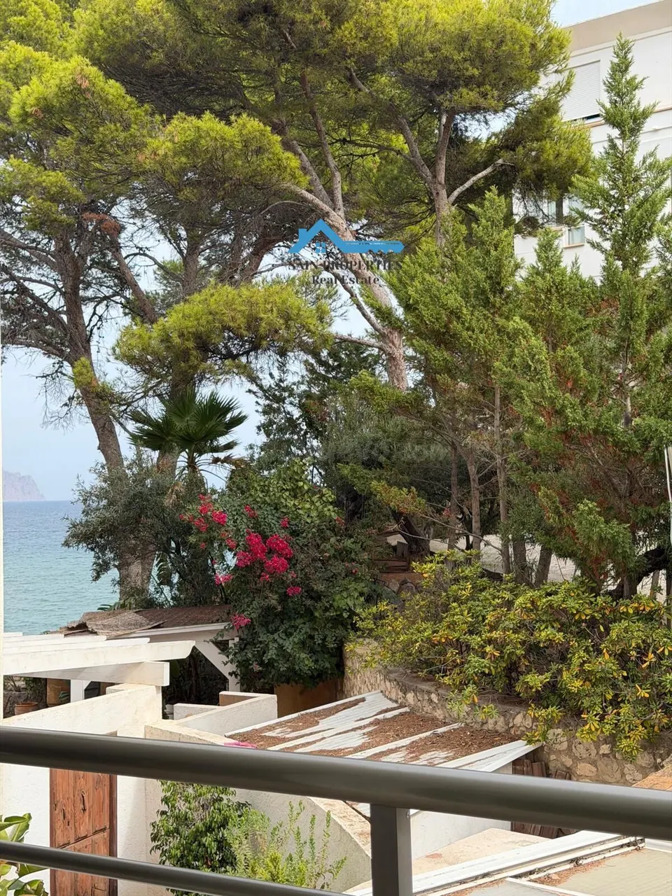 Exclusivo apartamento reformado con vistas al mar y acceso directo a la playa en Cap Negret, Altea
