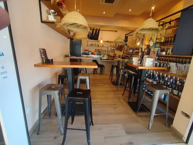 SE TRASPASA BAR FUNCIONANDO EN PLAZA CONSTITUCION — 17