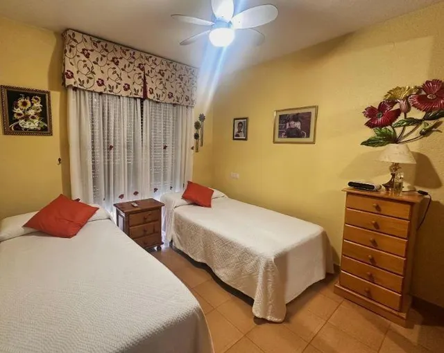 Bungalow con amplia terraza a pocos pasos de la playa y orientación Sur. — 37