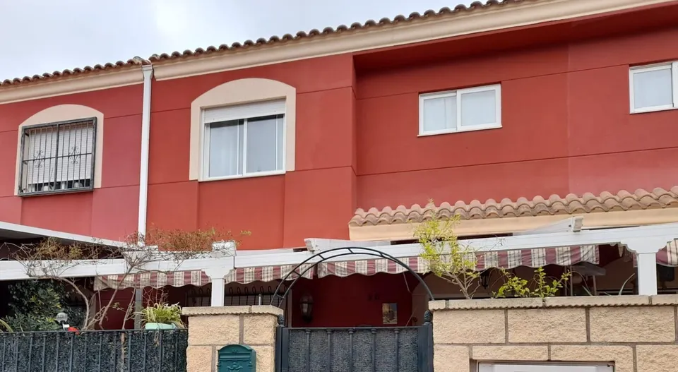 Adosado de 4 habitaciones en el Albatera junto a colegios