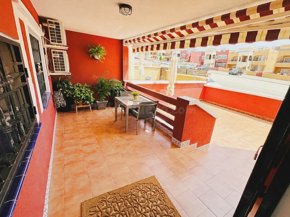 Bungalow en planta baja con amplia terraza y piscina comunitaria en Los Altos