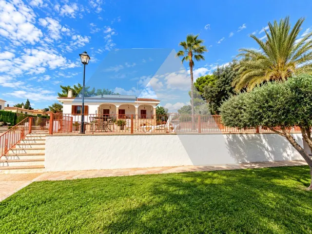 Chalet en parcela urbana con piscina privada en san vicente del raspeig — 50