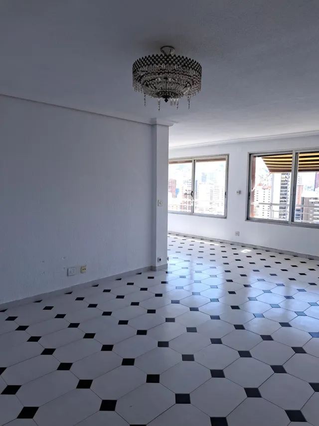 Amplio piso con 4 dormitorios y vistas al mar y Benidorm en zona Levante. — 10