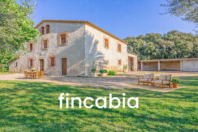 Masía catalana en venta en Sils con 210.000 m2 de terreno y  - foto 4