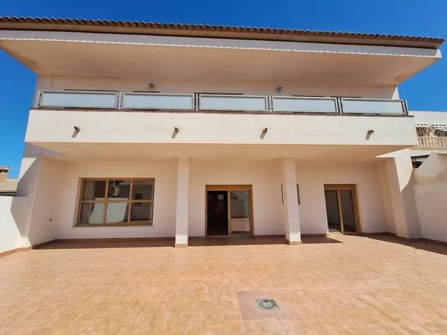 Gran casa familiar en el centro de Pinoso con garaje excepcional y posibilidades para crear tu propio negocio — 8