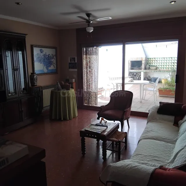 Casa con dos pisos y gran garaje almacén muy cerca del Ayunt - foto 3