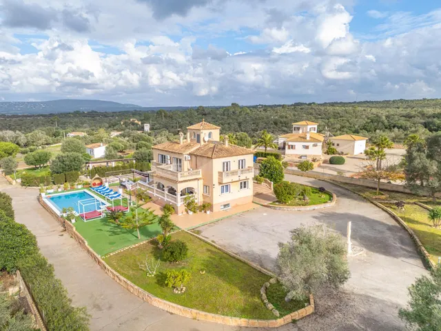 Exclusivo chalet con gran parcela, piscina y múltiples terra