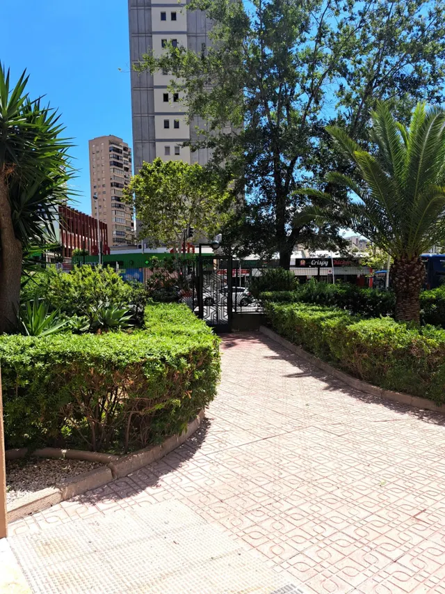 Amplio piso con 4 dormitorios y vistas al mar y Benidorm en zona Levante. — 6