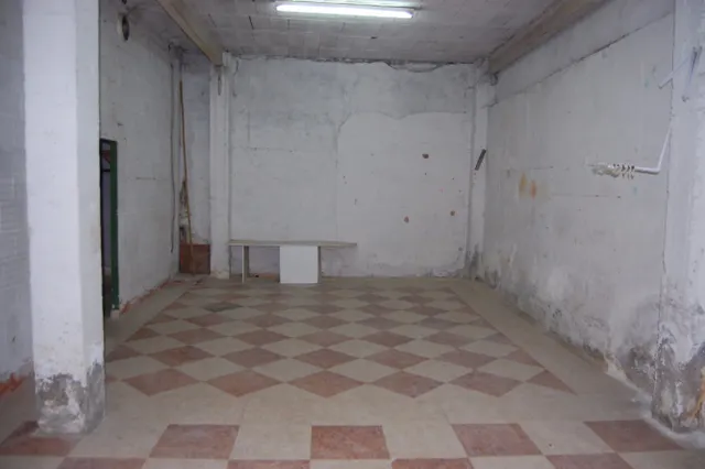 LOCAL DE 100M2 PARA REFORMAR, EN ZONA FERIA . — 2