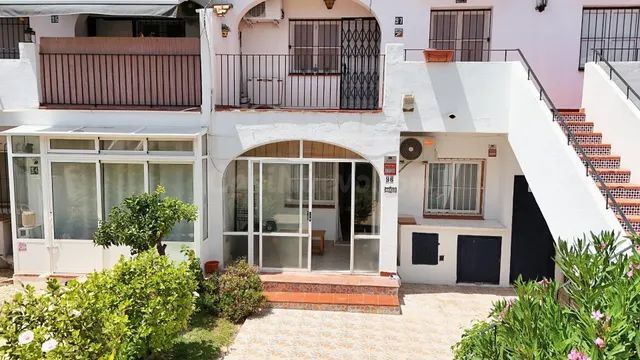 BUNGALOW EN PLANTA BAJA CON LICENCIA TURÍSTICA, PISCINA Y GA