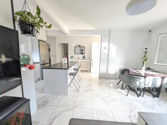 CHALET CON PISCINA EN URBANIZACIÓN — 14