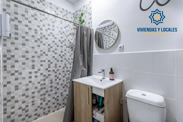 Local adaptado a vivienda en el Zaidin. — 12