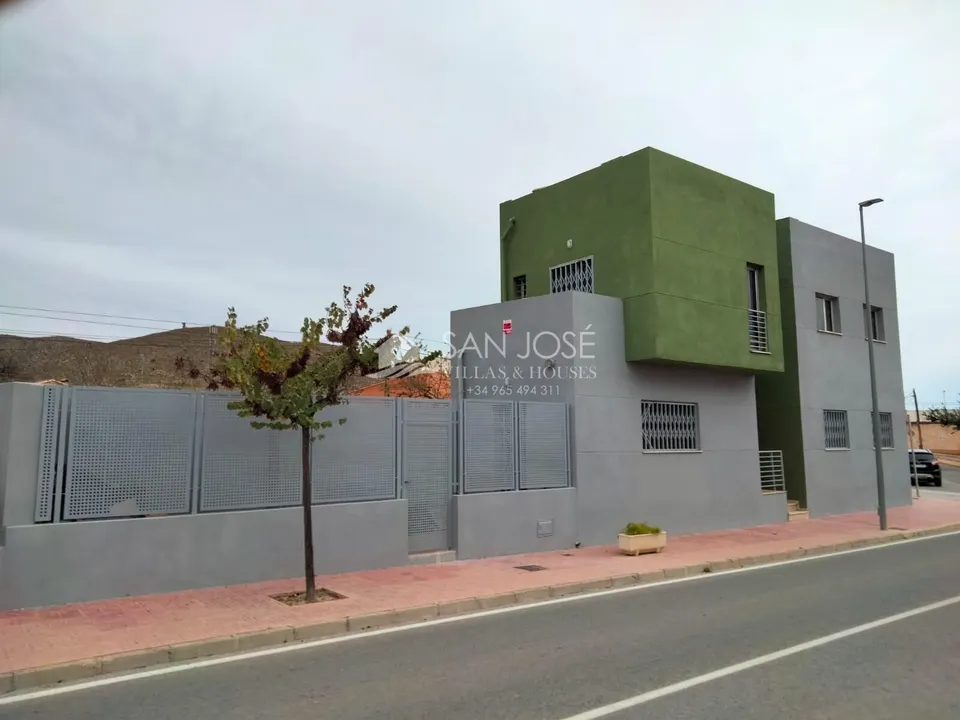 SE VENDE EDIFICIO COMERCIAL EN HONDON DE LOS FRAILES