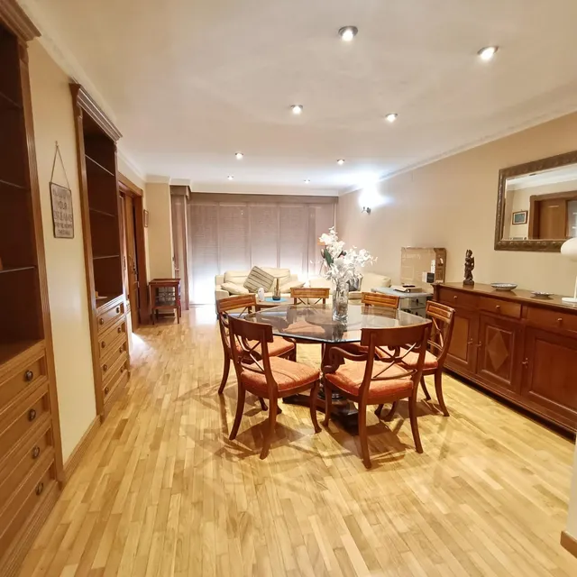 MAGNÍFICO PISO DE TRES DORMITORIOS Y DOS BAÑOS, CON PARKING