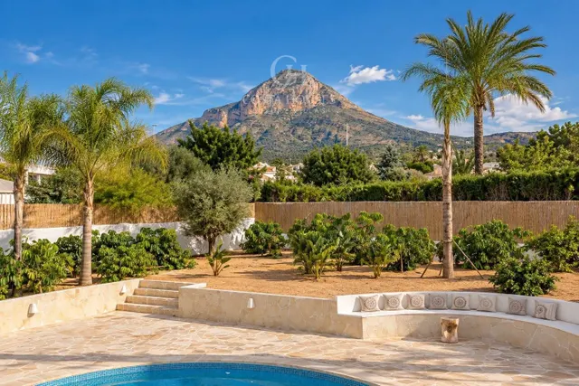 Villa arbela · luz, vida exterior y vistas abiertas al montgo en javea — 33